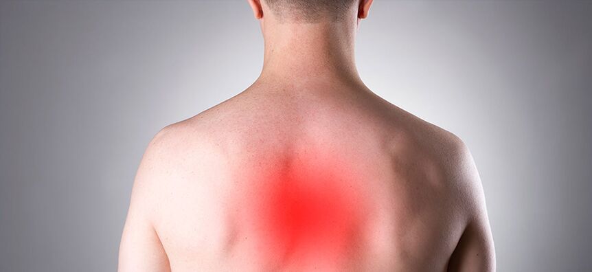 Болката е главниот симптом на остеохондроза во градите
