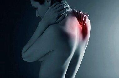Болка помеѓу лопатките на рамената, чија причина лежи во патологиите на 'рбетот